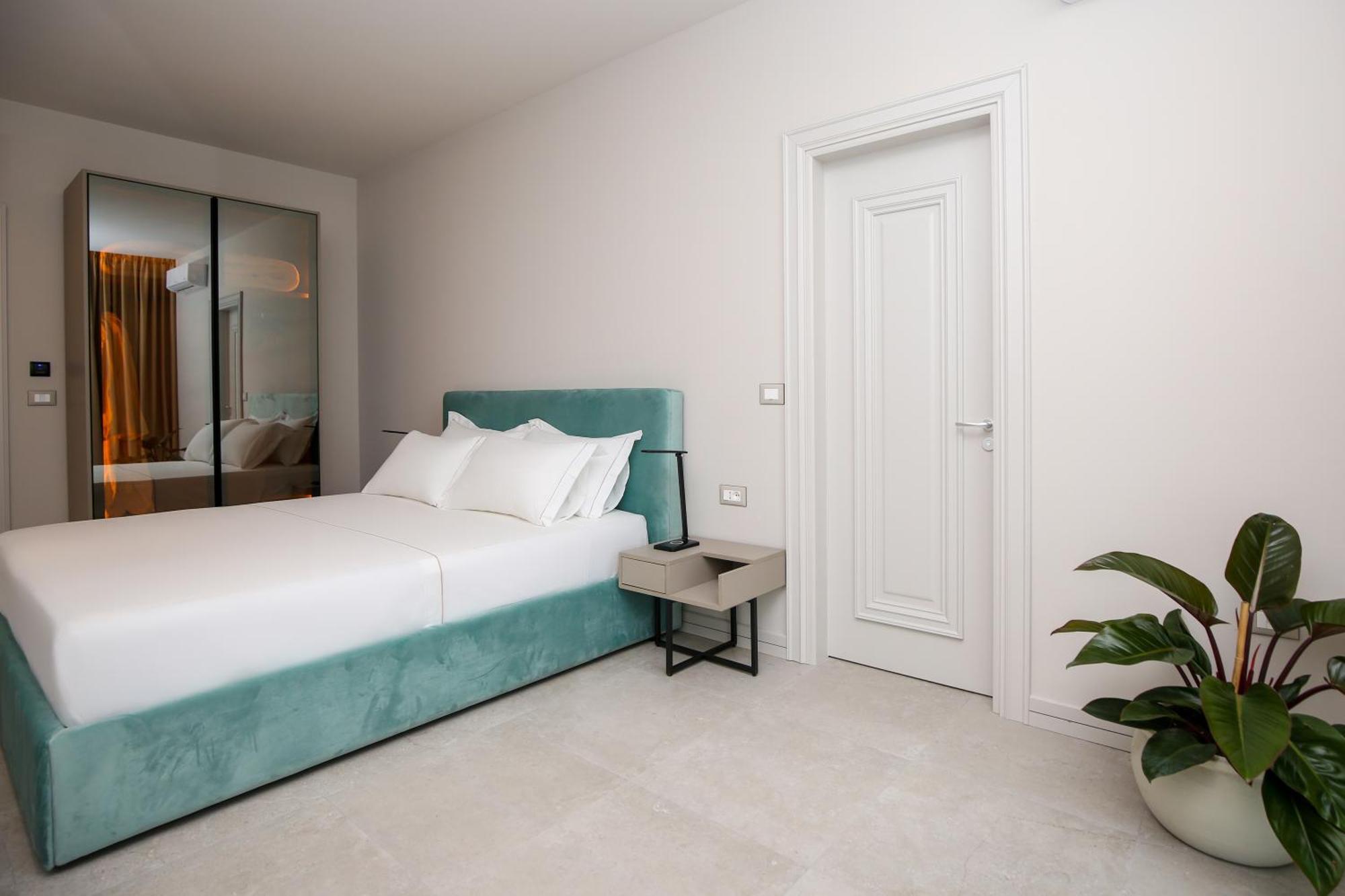Toto Hotel & Apartments Radhime Exterior photo